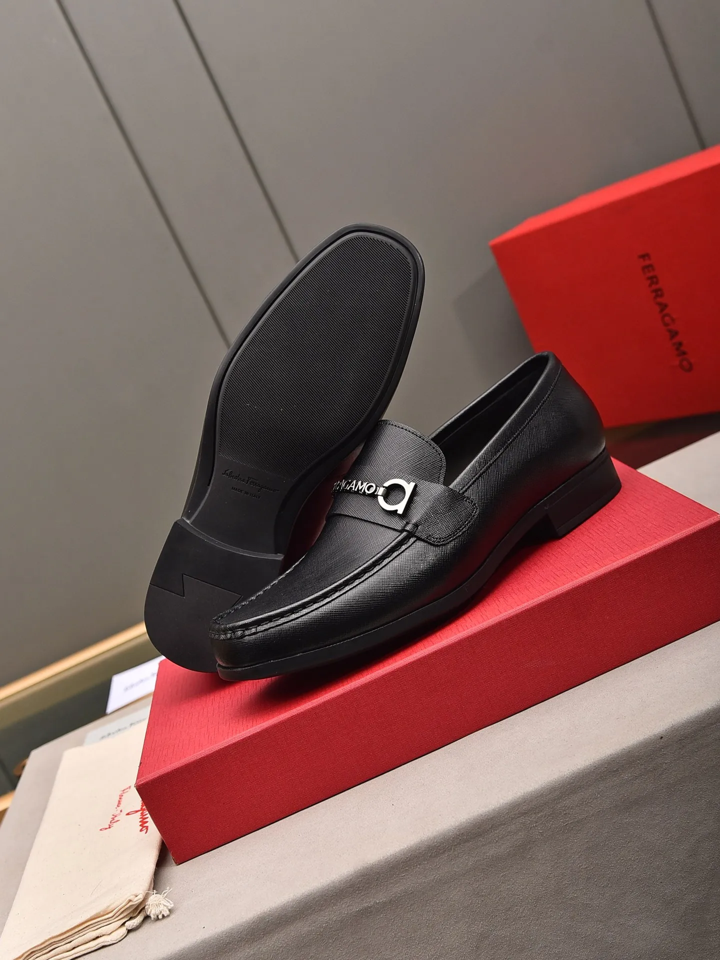 Men's shoes 💰: 460 [Original running volume and quality] Brand: Ferragamo (Ferragamo) Size: Men's size 38/44 (45 can be customized) Grade: Same style as the official website High-end quality men's shoes Material: Original first-layer calfskin Water-dyed cowhide lining Original outsole Style categories: Men's fashion formal business casual leather shoes Slip-on men's high-top series Young fashion European and American trends British style Casual matching Comfortable on the feet